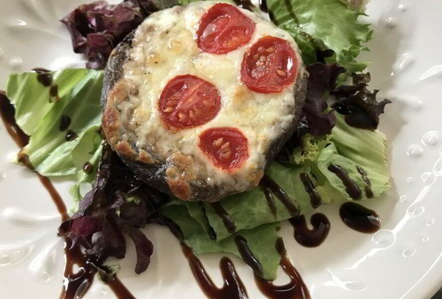 Шампиньоны, запеченные с сыром и помидорами