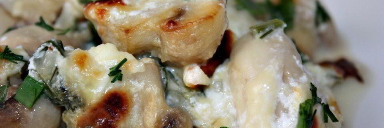 Шампиньоны запеченные в сметанно-сырном соусе