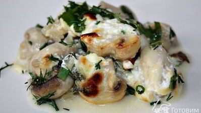 шампиньоны запеченные в сметанно-сырном соусе