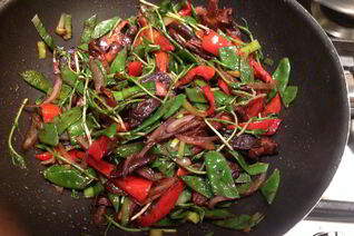 Удон с овощами, жаренными в соусе мисо