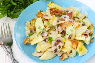 Жареные грибы с картошкой на сковороде