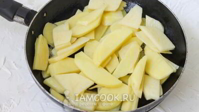 жареные грибы с картошкой на сковороде