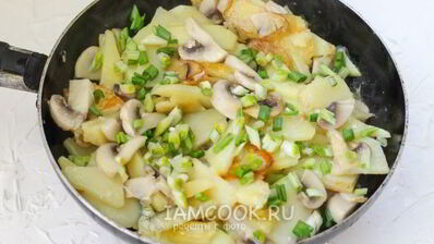 жареные грибы с картошкой на сковороде