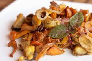 Жареные в духовке шиитаке, портобелло и шампиньоны с чесноком и розмарином