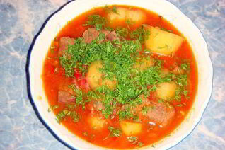 Гуляш из говядины с картошкой, помидорами и сладким перцем