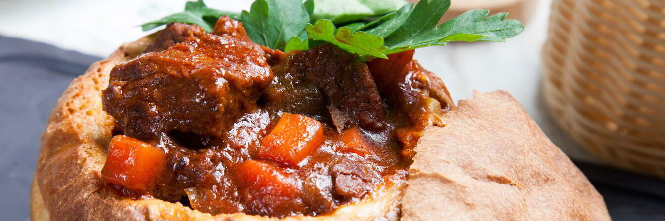 Гуляш из говядины со сладким перцем