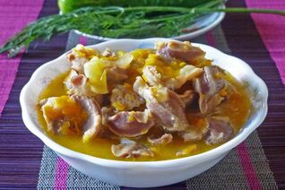 Гуляш из куриных желудков