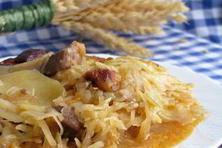 Гуляш из квашеной капусты под картофельным гратеном