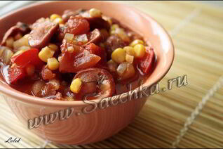 Гуляш из сосисок с фасолью и кукурузой