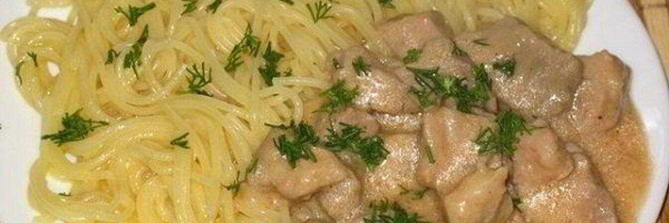 Гуляш из свинины со сметаной