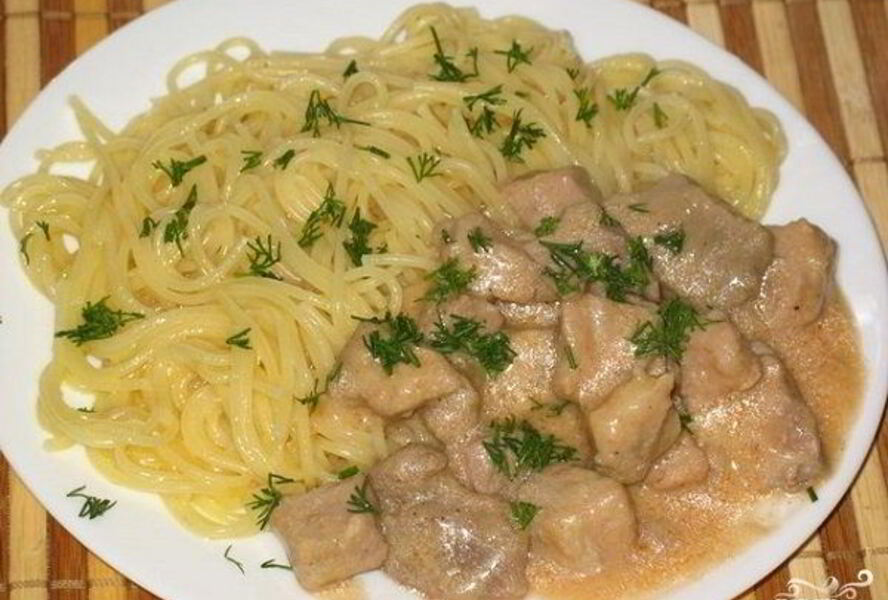Гуляш из свинины со сметаной