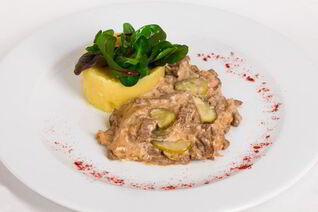 Гуляш с солеными огурцами по-крестьянски