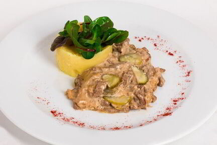 Гуляш с солеными огурцами по-крестьянски