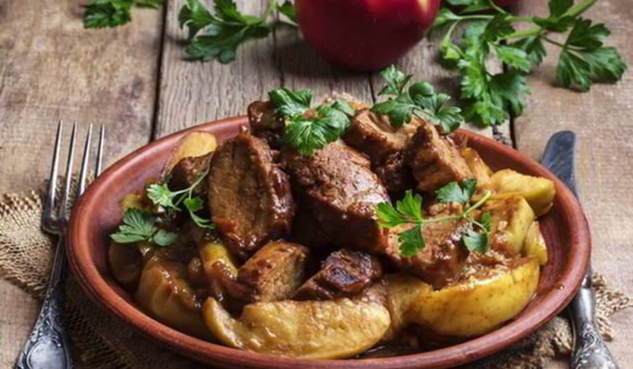 Рецепт сочного гуляша с яблоками