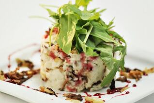 Картофельное пюре с белыми грибами и свекольной карамелью