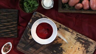 картофельное пюре с белыми грибами и свекольной карамелью