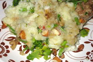 Картофельное пюре в остром соусе с орехами