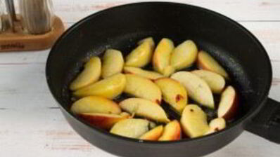 котлеты из индейки с жареными яблоками