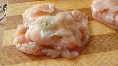 куриная отбивная котлета с пикантной начинкой