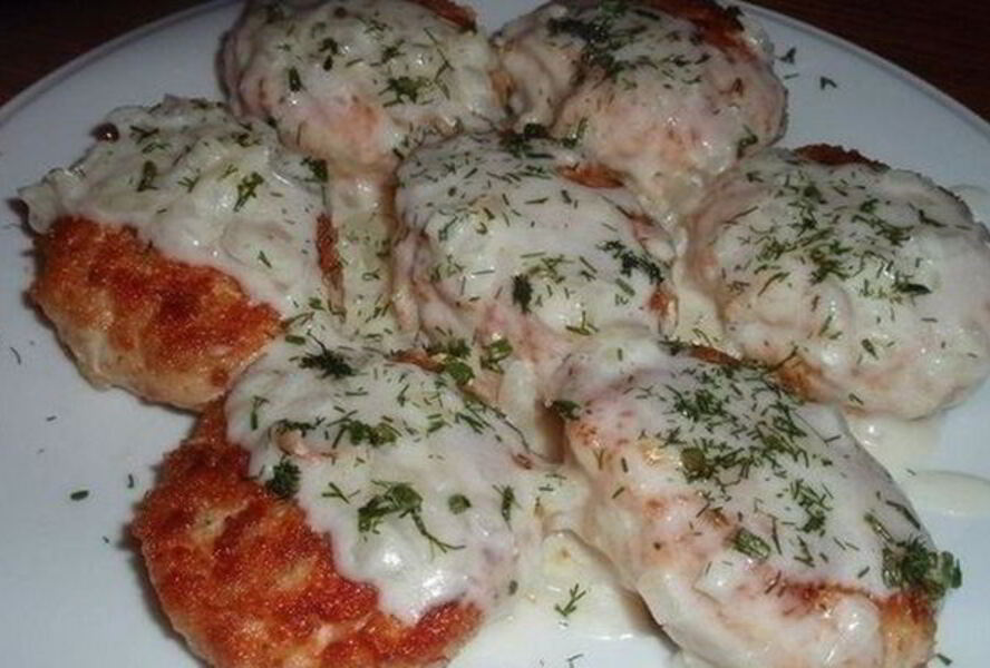Куриные котлетки в луковом соусе