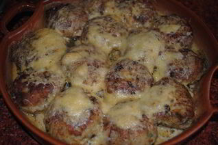 Рыбные котлетки под лимонно-сметанным соусом