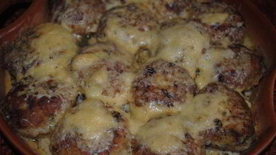 рыбные котлетки под лимонно-сметанным соусом