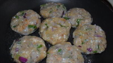 рыбные котлетки под лимонно-сметанным соусом