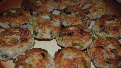 рыбные котлетки под лимонно-сметанным соусом