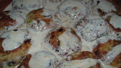 рыбные котлетки под лимонно-сметанным соусом