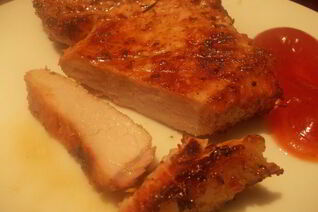 Свиная котлета на кости на костре