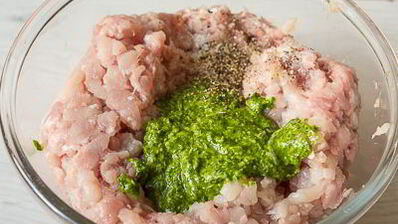 запеченные куриные котлеты с песто