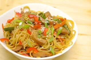 Лапша с курицей и овощами в вок сковороде