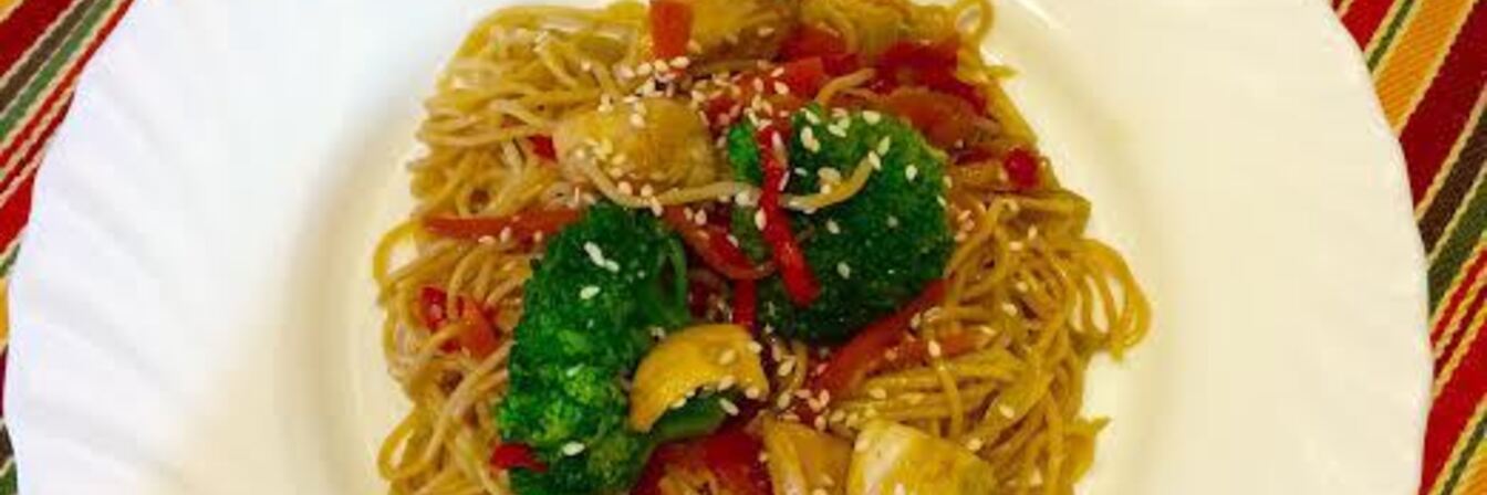 Лапша с курицей и овощами