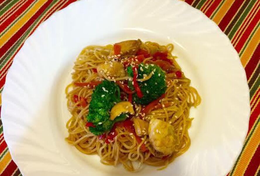 Лапша с курицей и овощами