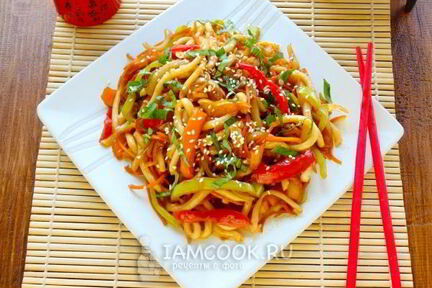 Лапша удон с кальмаром и овощами