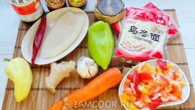 лапша удон с кальмаром и овощами