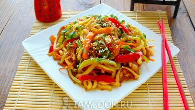 лапша удон с кальмаром и овощами