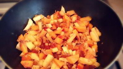 сладкая лазанья с яблоками, некторинами, грецкими орехами и курагой