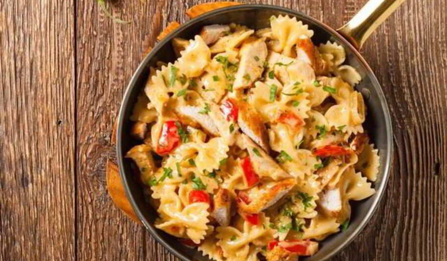 Рецепт куриной пасты с тушеным перцем