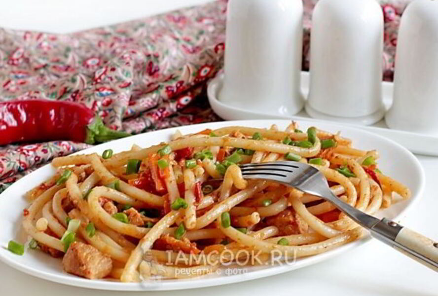 Макароны с куриным филе и овощами