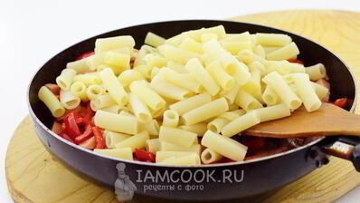 макароны с сыром и колбасой
