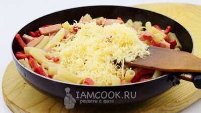 макароны с сыром и колбасой