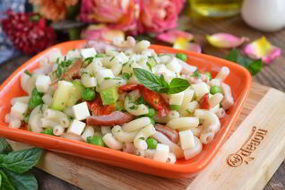 Макароны с цукини, козьим сыром и зеленым горошком