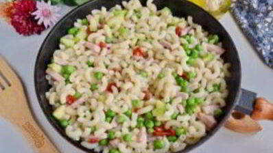 макароны с цукини, козьим сыром и зеленым горошком