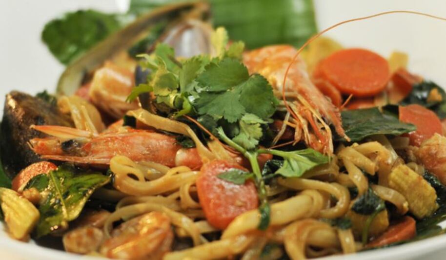 Рецепт пада кхов мау тале — обжаренной с морепродуктами лапши