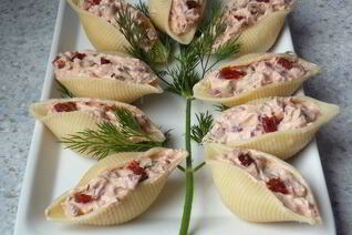 Паста конкильони с начинкой из вяленых томатов и копченого окорока