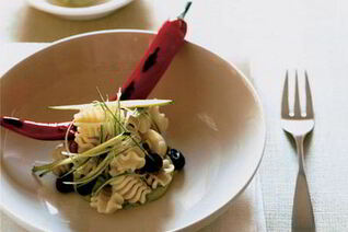 Паста с авокадо и черными оливками