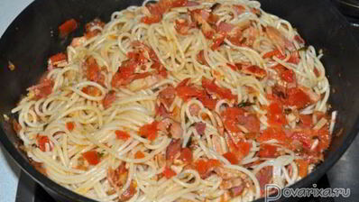 паста с грудинкой и помидорами