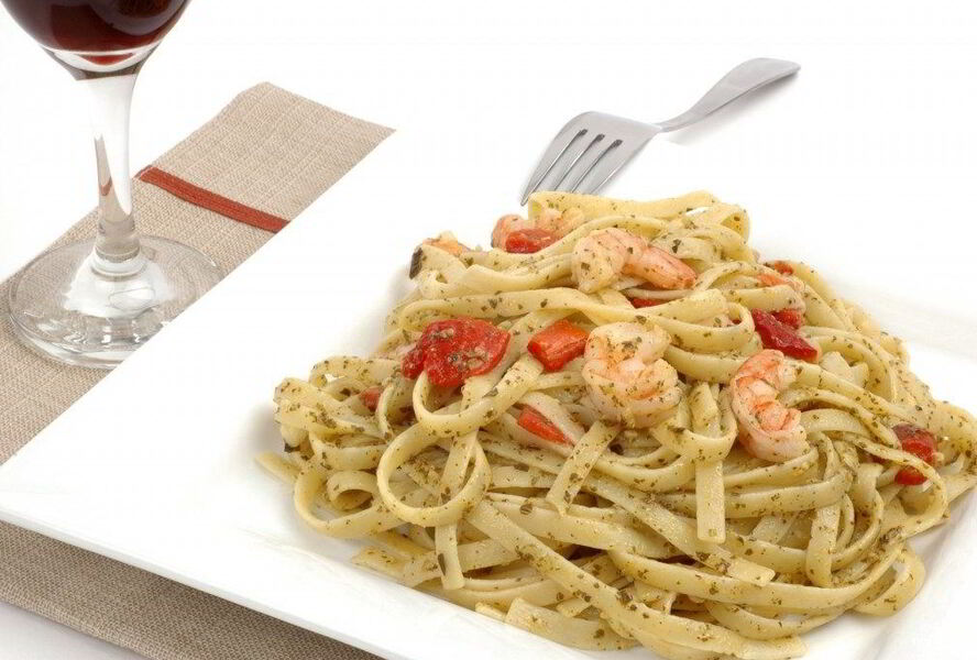 Паста с креветками и томатами