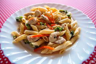 Паста с курицей в сливочном соусе